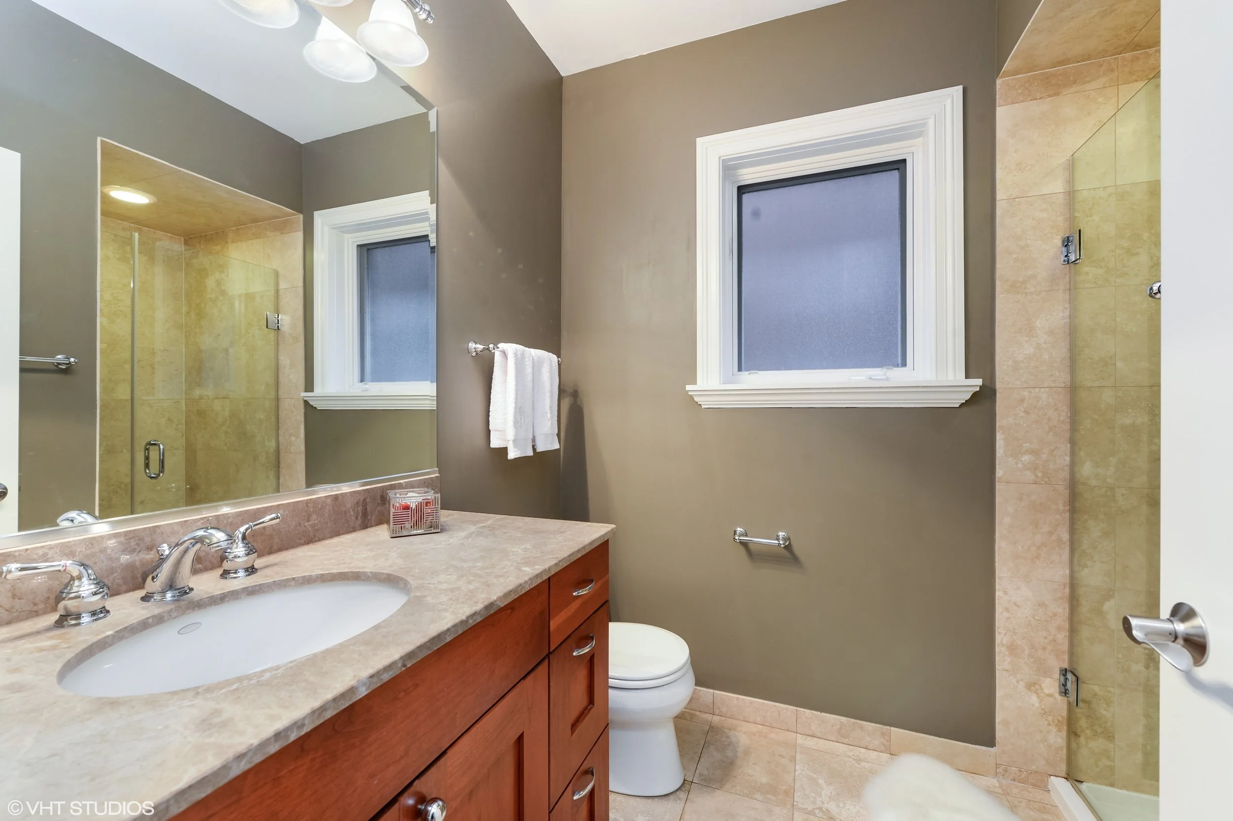 13_1949NorthHalstedSt_3_9_2ndBathroom_HiRes.jpg