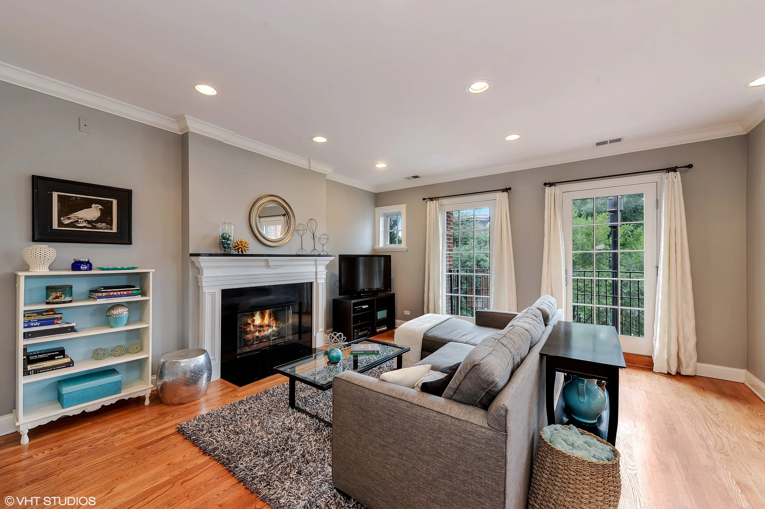 02_1949NorthHalstedSt_3_1_LivingRoom_HiRes.jpg