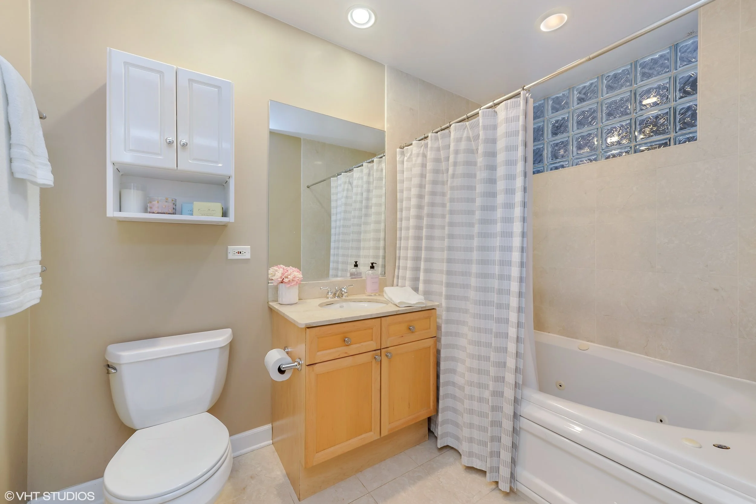 09_1547NorthNorthParkAve_G_13_MasterBathroom_HiRes.jpg