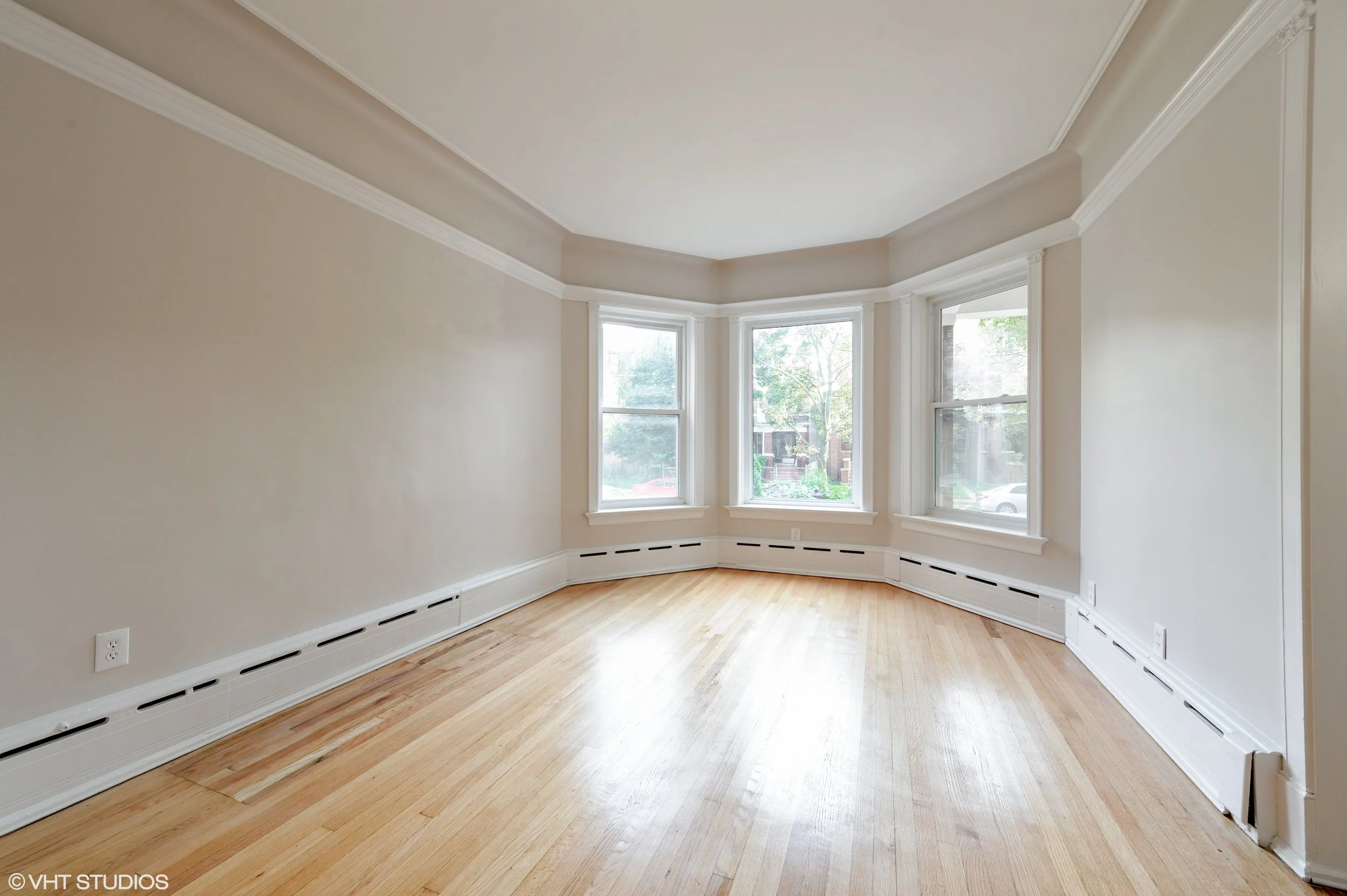 05_1412WestOliveAve_1_Unit1livingroom_HiRes.jpg