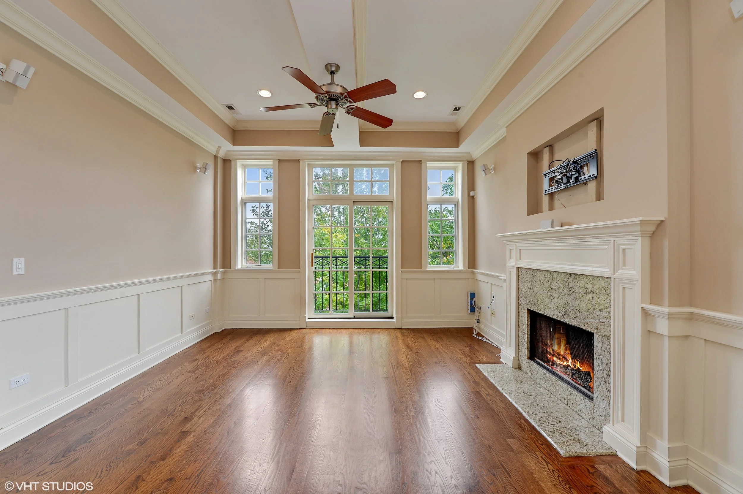 02_3218NDAMENAvenue_Unit3S_1_LivingRoom_HiRes.jpg