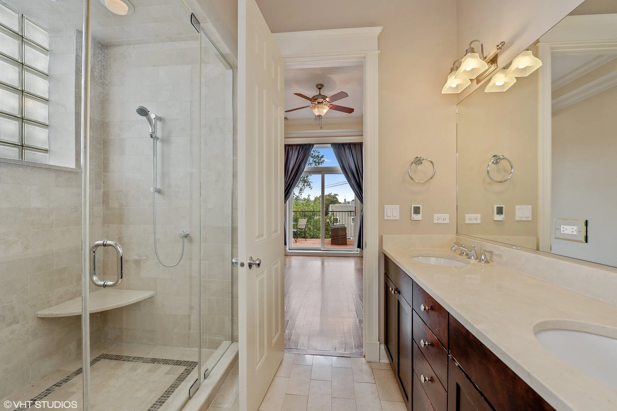 08_3218NDAMENAvenue_Unit3S_13_MasterBathroom_HiRes.jpg