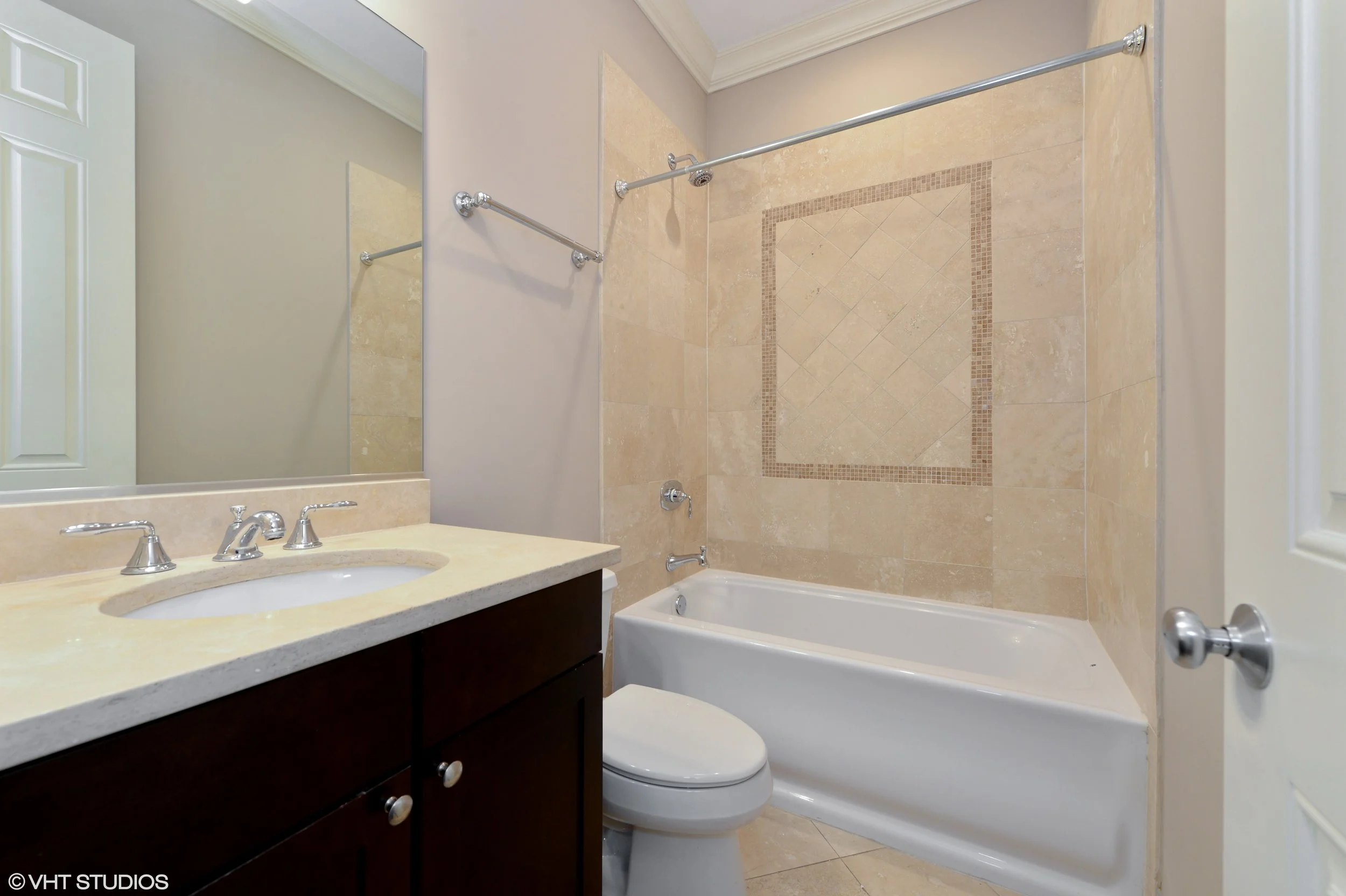 10_3218NDAMENAvenue_Unit3S_9_2ndBathroom_HiRes.jpg