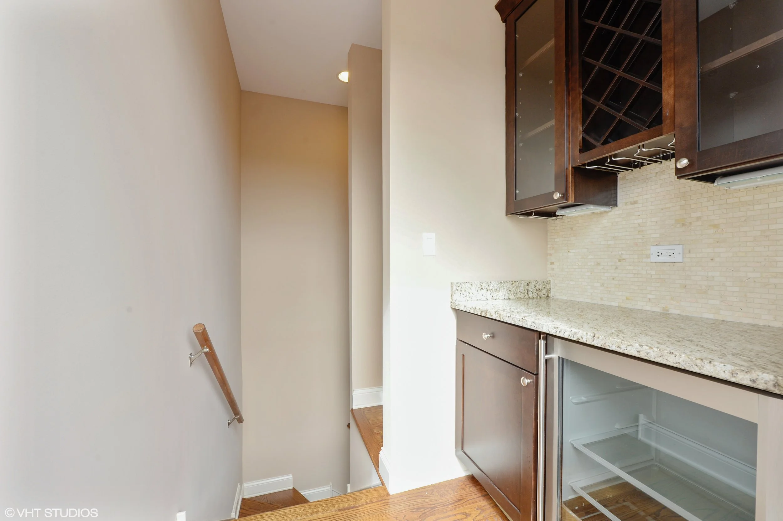 11_3218NDAMENAvenue_Unit3S_67_Bar_HiRes.jpg