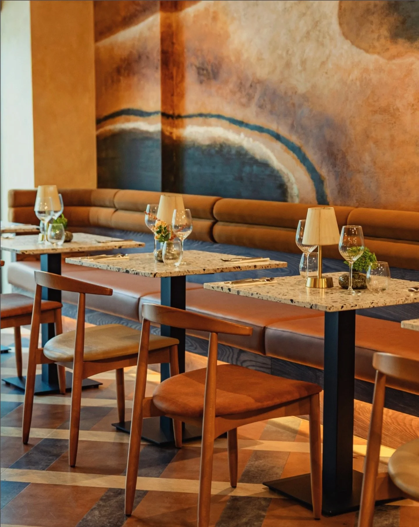 Another close up of one of our bespoke murals for @indiabistrouk 🎨🖌️

Thoughtfully composed to bring depth, warmth and quiet elegance to the space. In collaboration with @milesnegusfancey ✨🌅

#indiabistroleeds #bespokewallmural #leedseats #interio