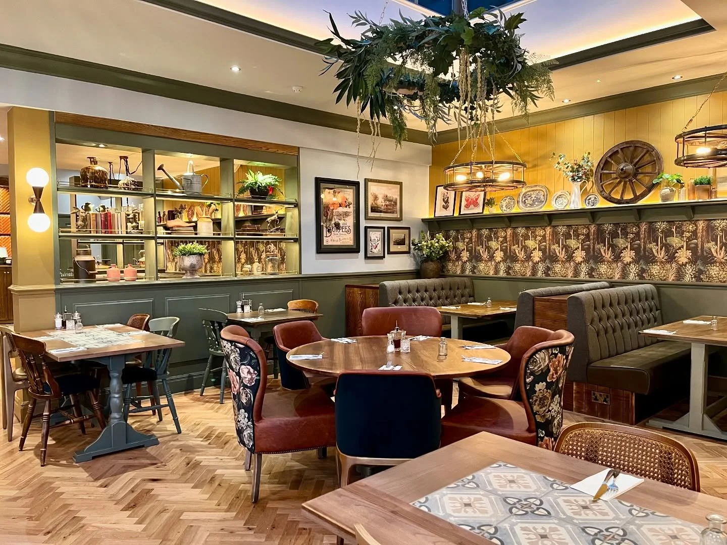 The Hornsmill in Helsby 🏠

Adding some finishing touches to a cosy country pub🍻

Supplying all framed artwork, planting and bric a brac 🖼️🌱

#interiordesign #interiordesignjobs #finishingtouches #framedartwork #planting #framingexperts #installat