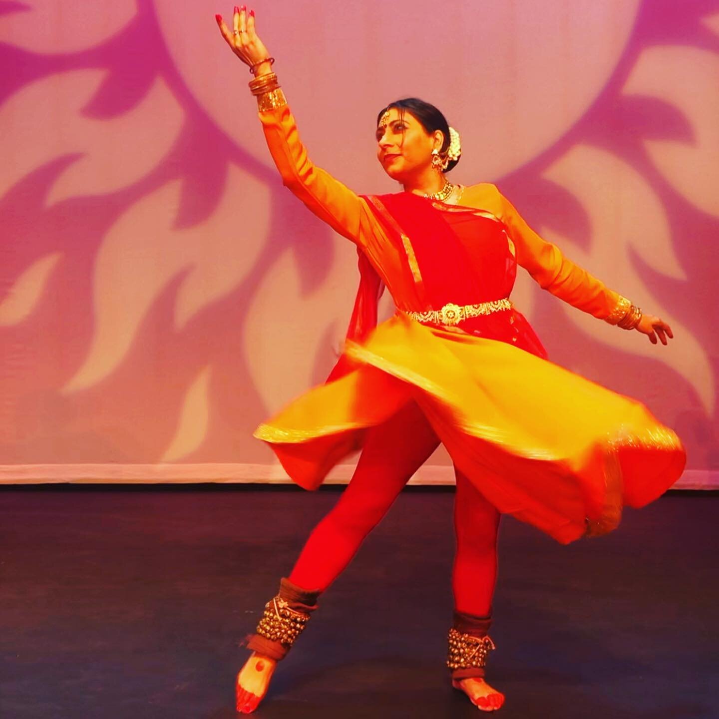 This moment&hellip;like the sun rising after the darkest dawn🌞So much fun performing with my dancing friends and my beautiful teacher (not pictured). I had forgotten how much I love to perform 💃🏽💃🏽💃🏽#thesunshallriseagain #kathak #kathakdance #