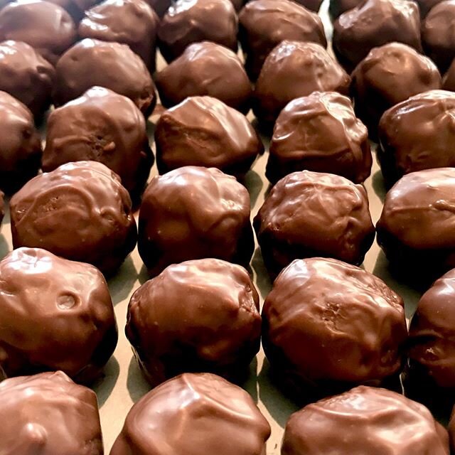 These are #milkchocolate truffles, made with #knobcreekbourbon #smokedmaplebourbon 107 proof a soft center caramel like texture, melts in your mouth. We can ship right to your door in case you don&rsquo;t want to leave your house #bellasophiachocolat