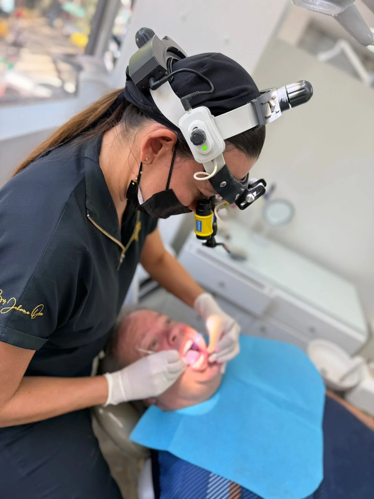 International dental implant patient with dentist in Medellín