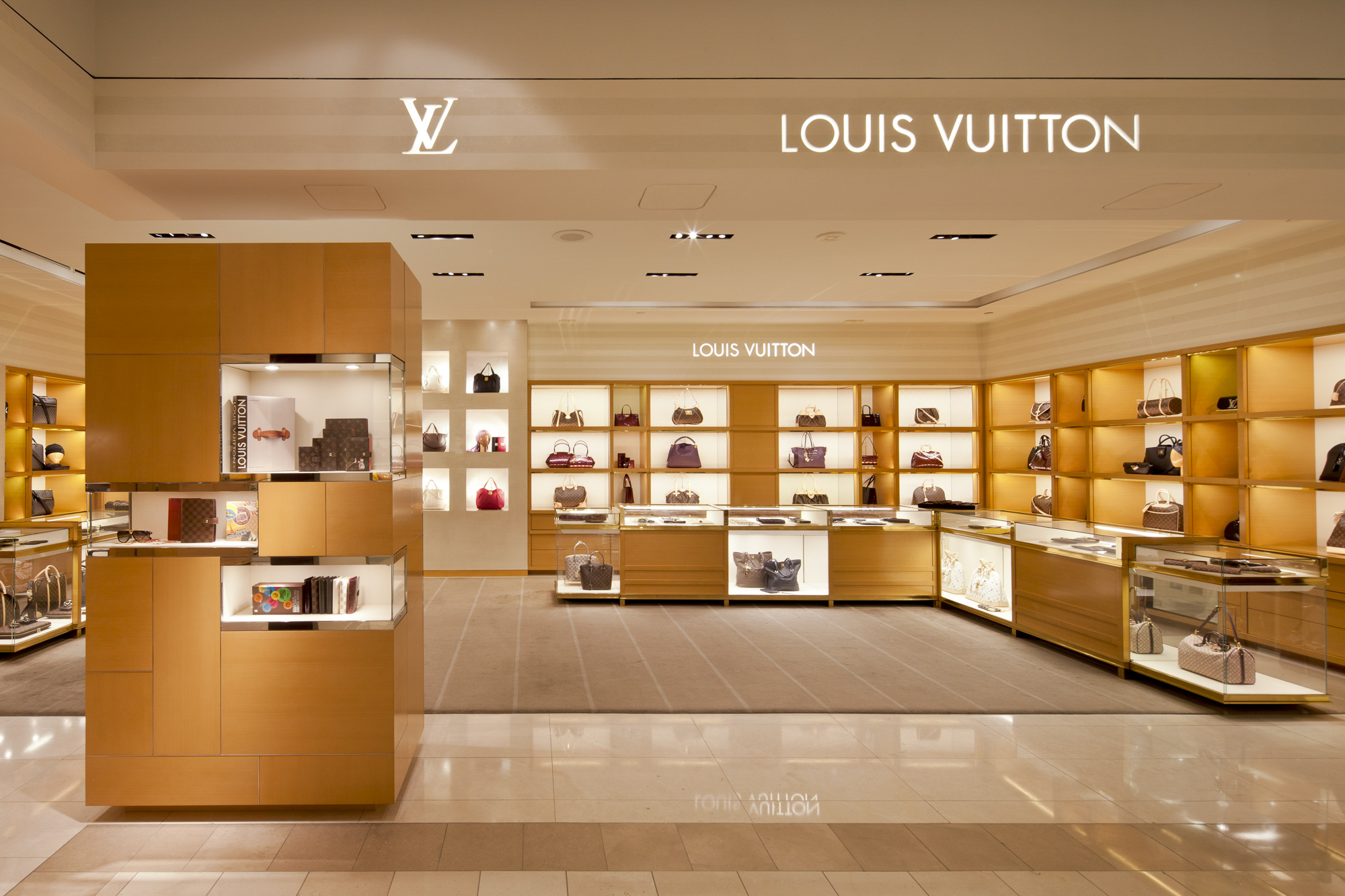 4 12 shop. Louis Vuitton интерьер. Интерьер Луи Виттон. Бутик интерьер Louis Vuitton. Шоурумы Луи Виттон.