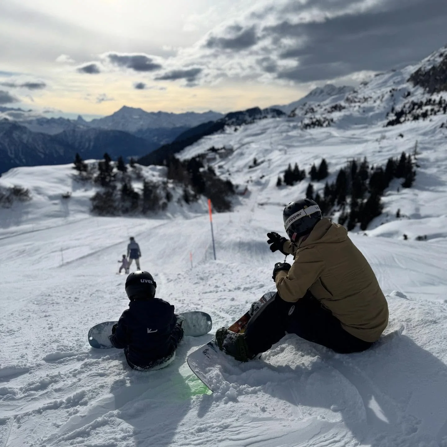 How is my baby boy snowboarding the whole mountain already?!? Aye-yi-yii #momhasanxiety 

#bettmerhorn #snowboard #swissalps #fyp