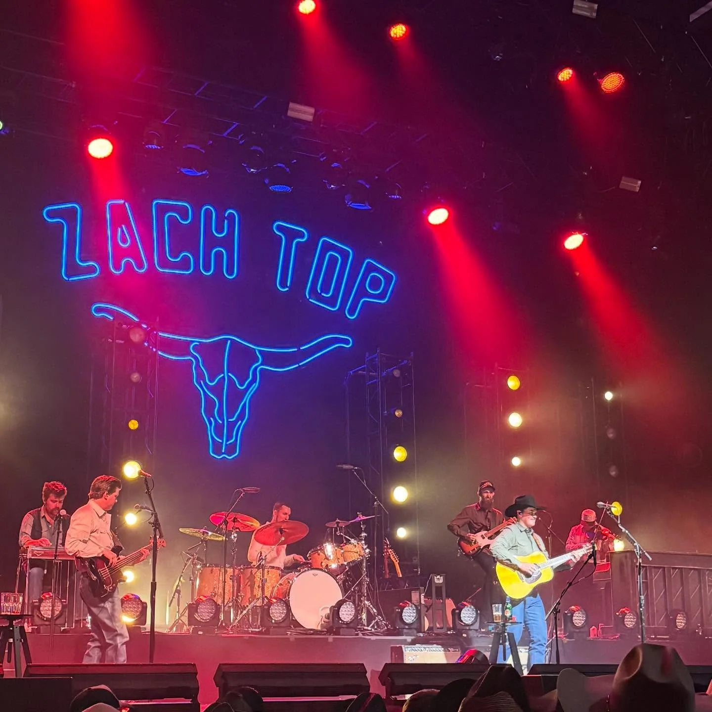 Cold beer, old friends, and country music! Such a great show from @zachtop in Zurich 🤠 

#datenight #countrymusic #switzerland #zacktop