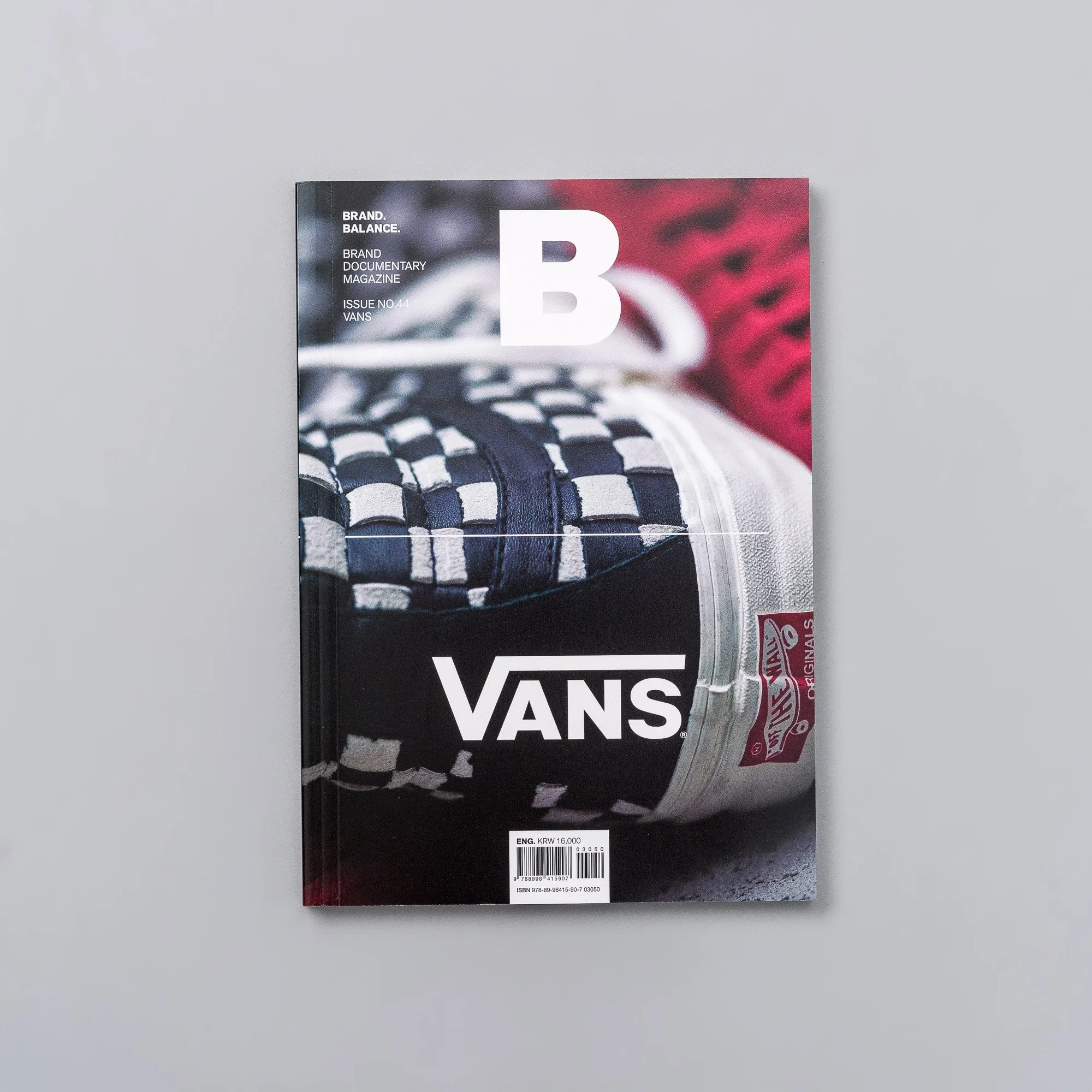 Magazine B dedicates each issue to the story of one specific brand, which is one of the well-balanced brands that JOH. discovers from around the world based on four standards: beauty, practicality, price, and philosophy. And each issue is packed with B’s unique insights and in-depth analysis. B will continue to search brands that it pursues to introduce cover-to-cover, such as Swiss recycled bag manufacturer Freitag and Japanese camping gear maker Snow Peak. Provenance: Seoul. Market price: 22 Euro