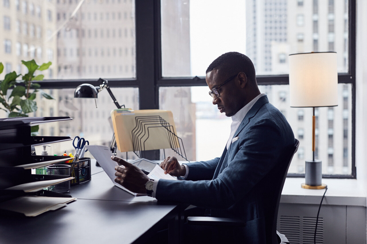 Man hoteling for work