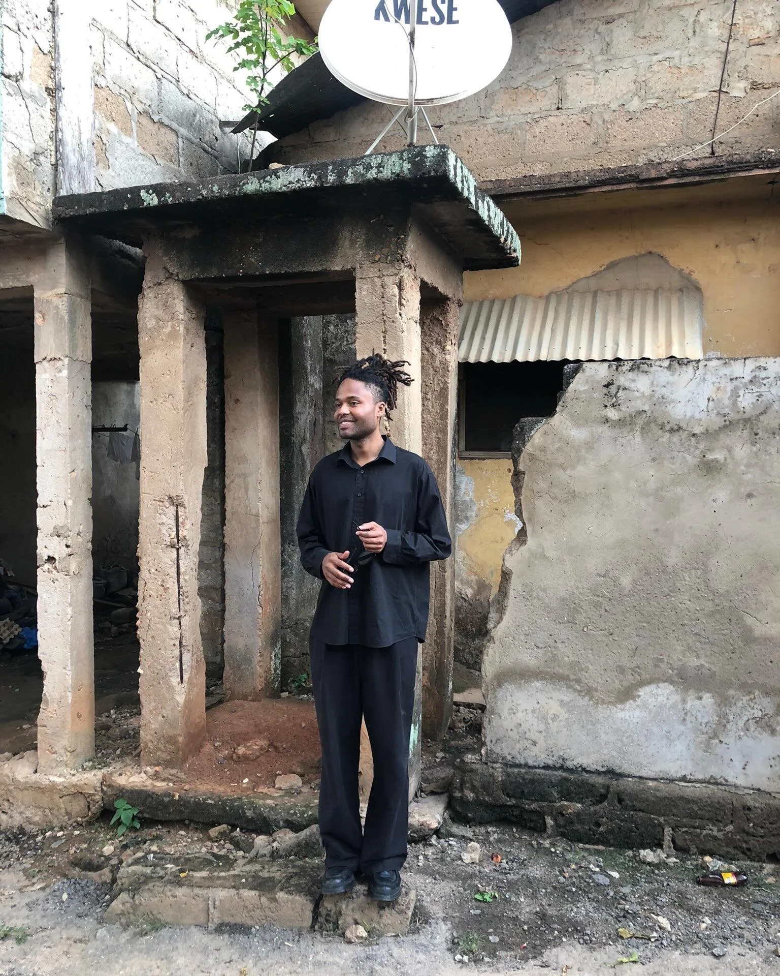 &bull; Director: Glenn Asumadu @akwasiglenn &ndash; filmmaker, DJ and cultural worker based in Basel. His work bridges Afro-diasporic culture, Black fugitivity, ecological consciousness and experimental storytelling.
Asumadu is a founding member of O