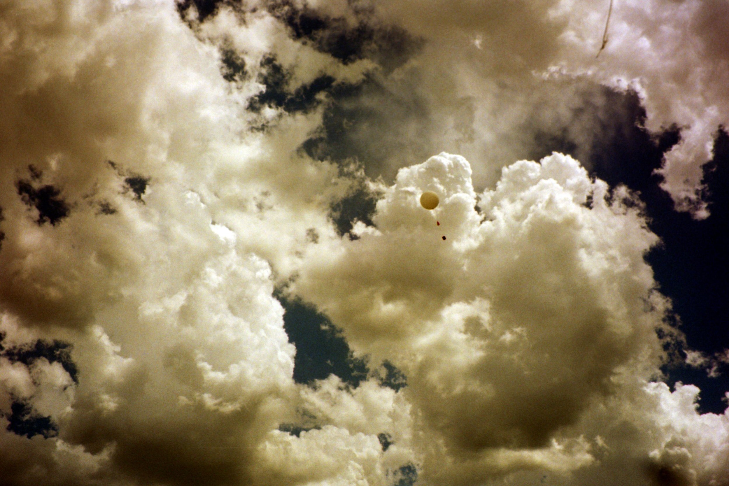 The balloon craft drifts away into the springtime Colorado sky. We had a fix on it at this point, able to follow it from our phones via the cloud app.