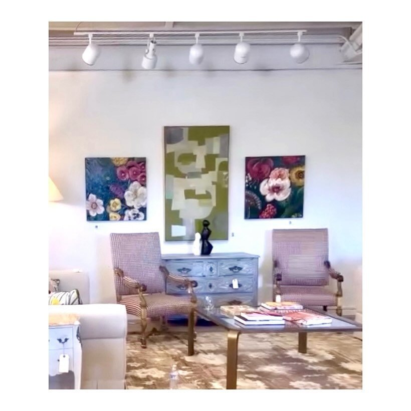 S P O T T E D&hellip; on stories @odette.furniture 
&lsquo;Paragon&rsquo;-40x60 hand dyed linen collage on canvas, framed in natural wood 
Florals by @kathryntrotterart