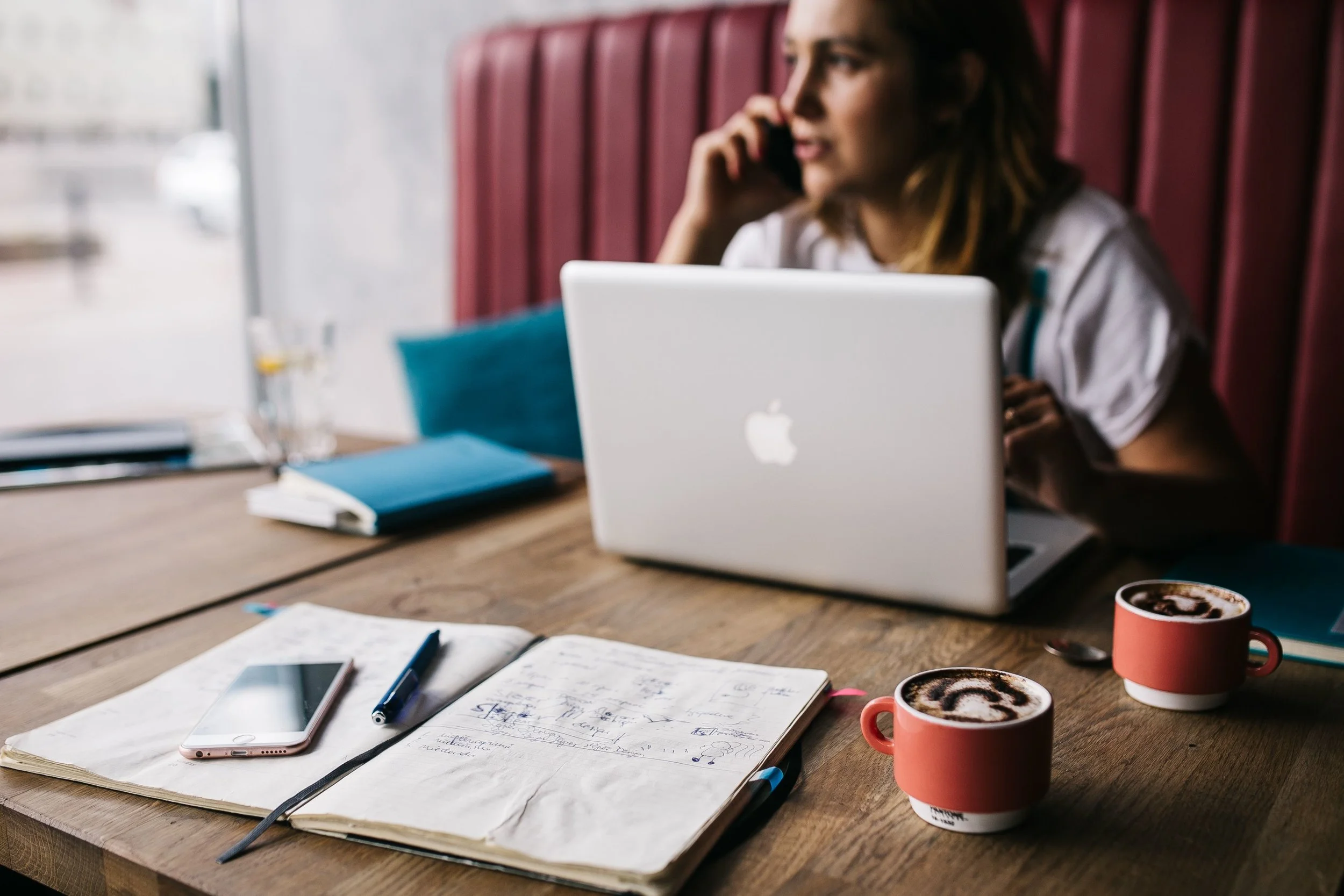 kaboompics_Young woman working in a cafe.jpg