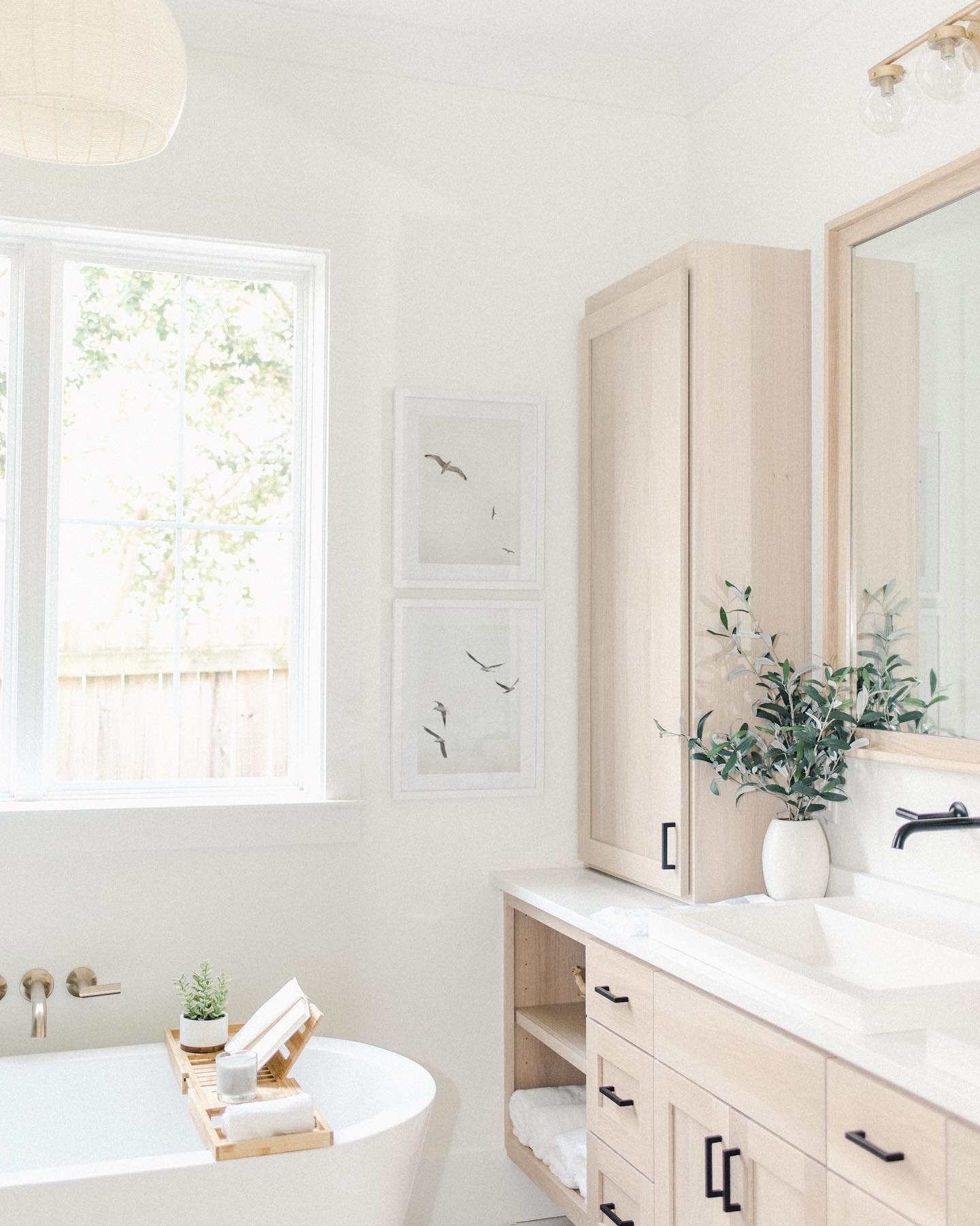 primary bathroom 🌿
&bull;
MY FAVORITE ROOM (...can I say that about every room?) continuing with the theme of neutrals, warm wood tones and pops of blue. 🐟 #SweetHomeSkyland
&bull;
favorite features: triple crosshatch shower tile design using cloe 