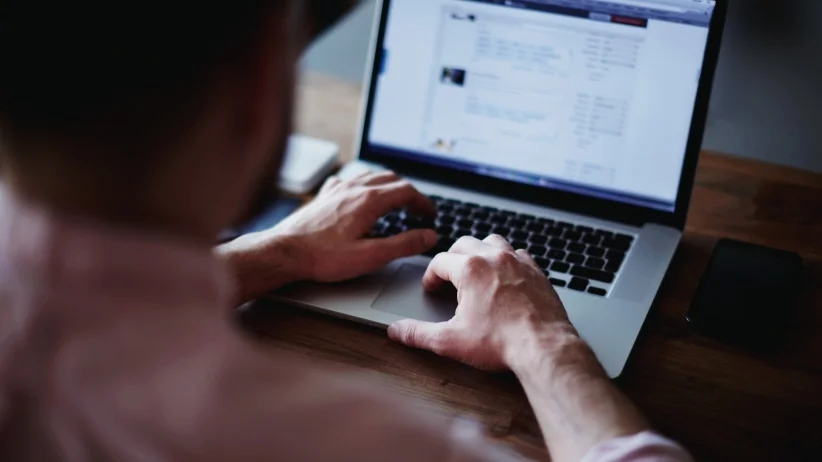 20150901161625-man-facebook-laptop-online-marketing.jpeg