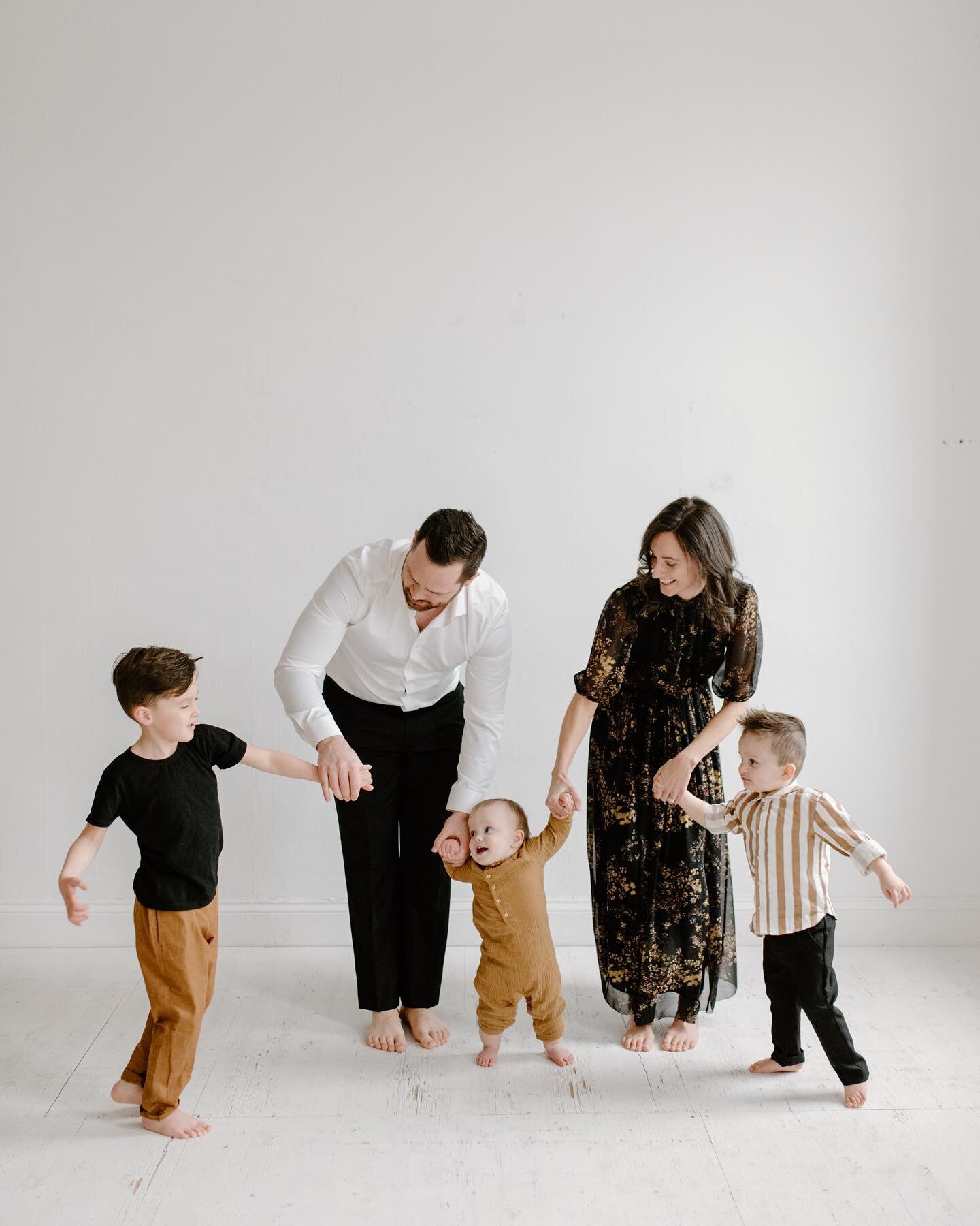 Was it even a family photo session if you didn&rsquo;t have a dance party? 💃🏼 🕺 In studio sessions are a blast. Weather crummy? Doesn&rsquo;t matter. Kids running amuck? Perfect. Multiple outfit changes? No hiding behind the bushes for you! 🍑🌲😅