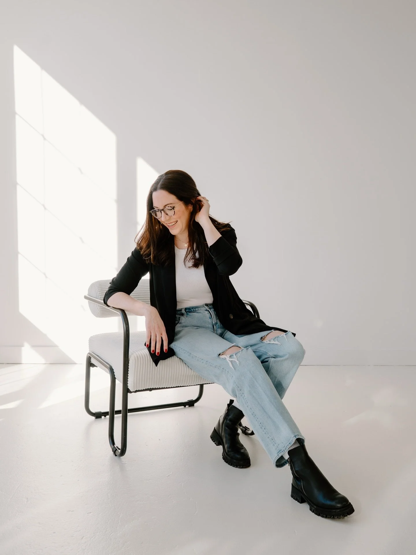 Allow me to re-introduce myself ✌🏻I&rsquo;m Hilary, and I&rsquo;m your biggest fan.

Quick facts: Eldest daughter 🤝 late diagnosed ADHD 🤝 high standards, low dopamine ☑️ 

I&rsquo;ve been in this career for 14 years, but before a photographer I&rs