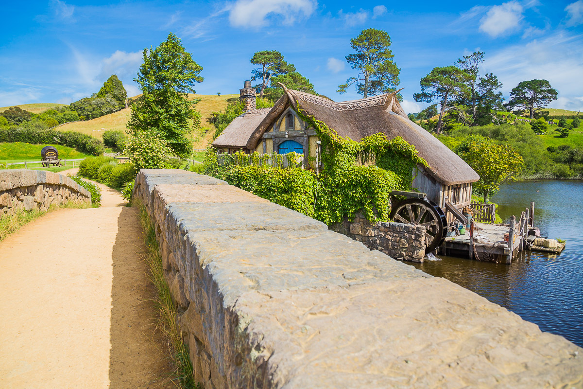 bridge-hobbiton-mill-green-dragon-inn-ale-lord-of-the-rings-movie-set.jpg