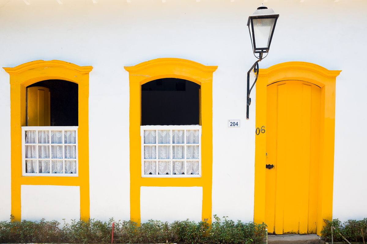 brazil-brasil-paraty-colonial-house-style-portugal-portuguese-yellow-white-rio-de-janeiro-daytrip.jpg