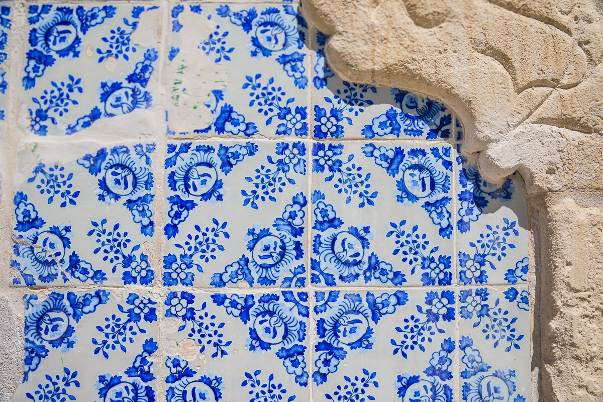 aveiro-tiles-buildings-wall-details-travel-portugal-decoration.jpg