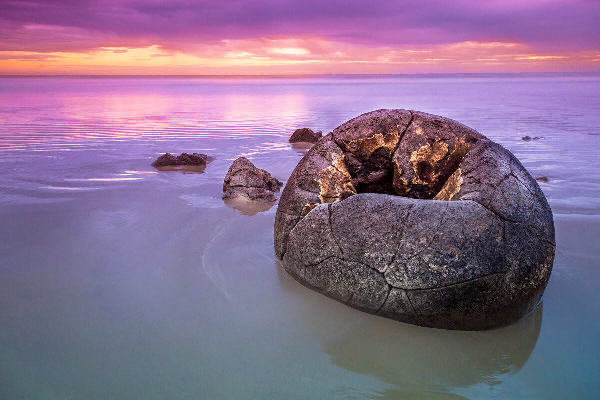 moeraki-beach-boulders-sunrise-travel-new-zealand-south-island-postcard-landscapes.jpg