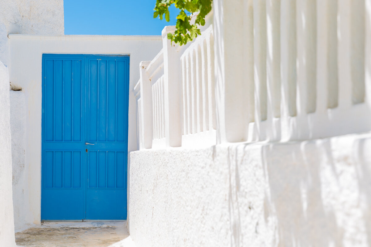 doorway-detail-blue-white-santorini-oia-colours-village-walk-alley-colours.jpg