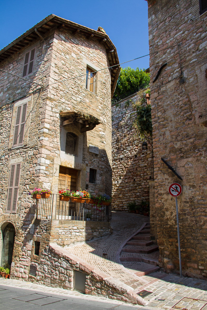 village-street-building-architercture-travel-tourism-italy-italian-assisi.jpg