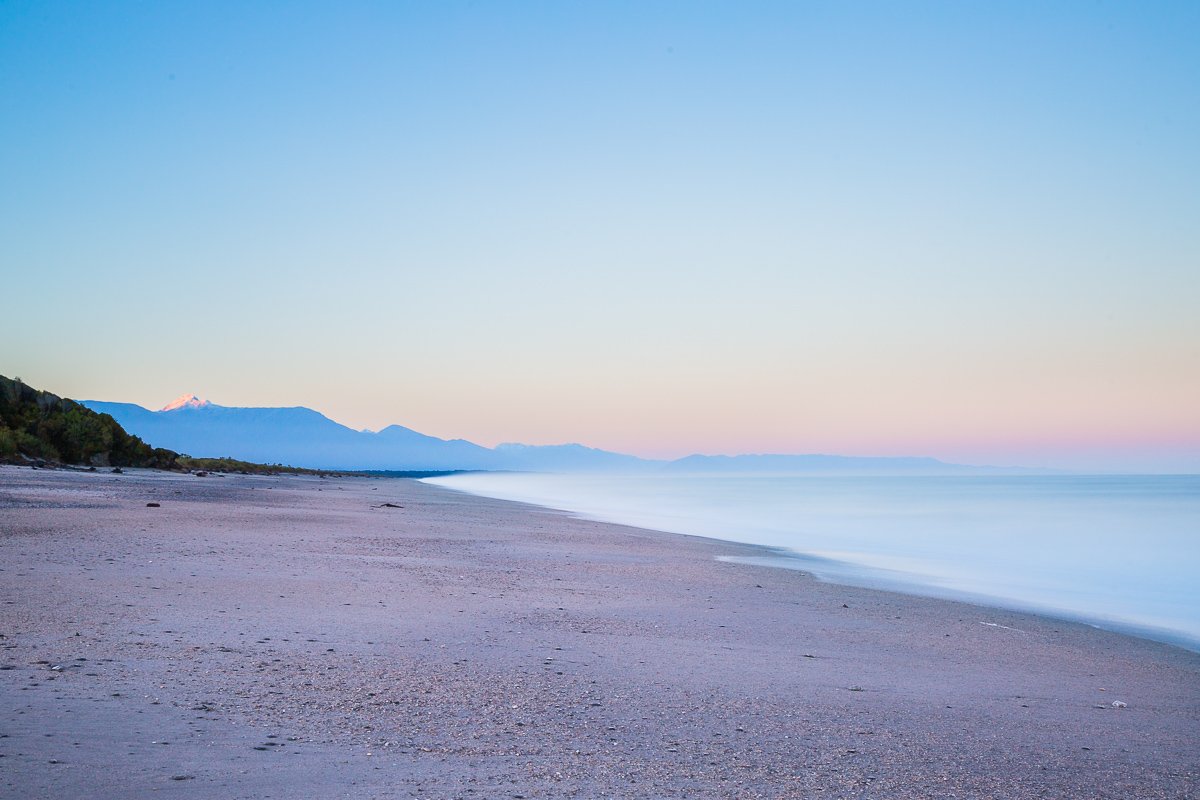 tauparikākā-marine-reserve-mountains-haast-beach-sunrise-ocean-coastline-moon-rise-dawn.jpg