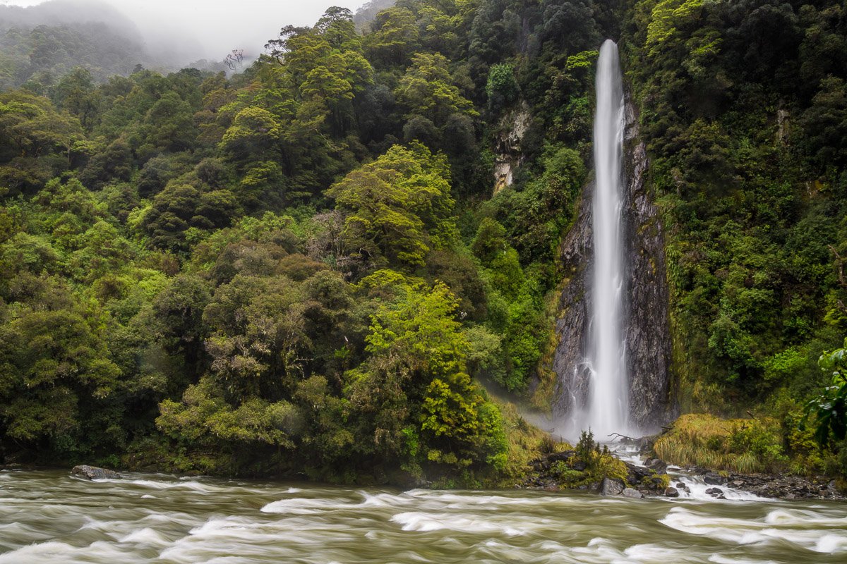 waterfall-thunder-creek-falls-west-coast-new-zealand-haast-franz-josef-roadtrip.jpg