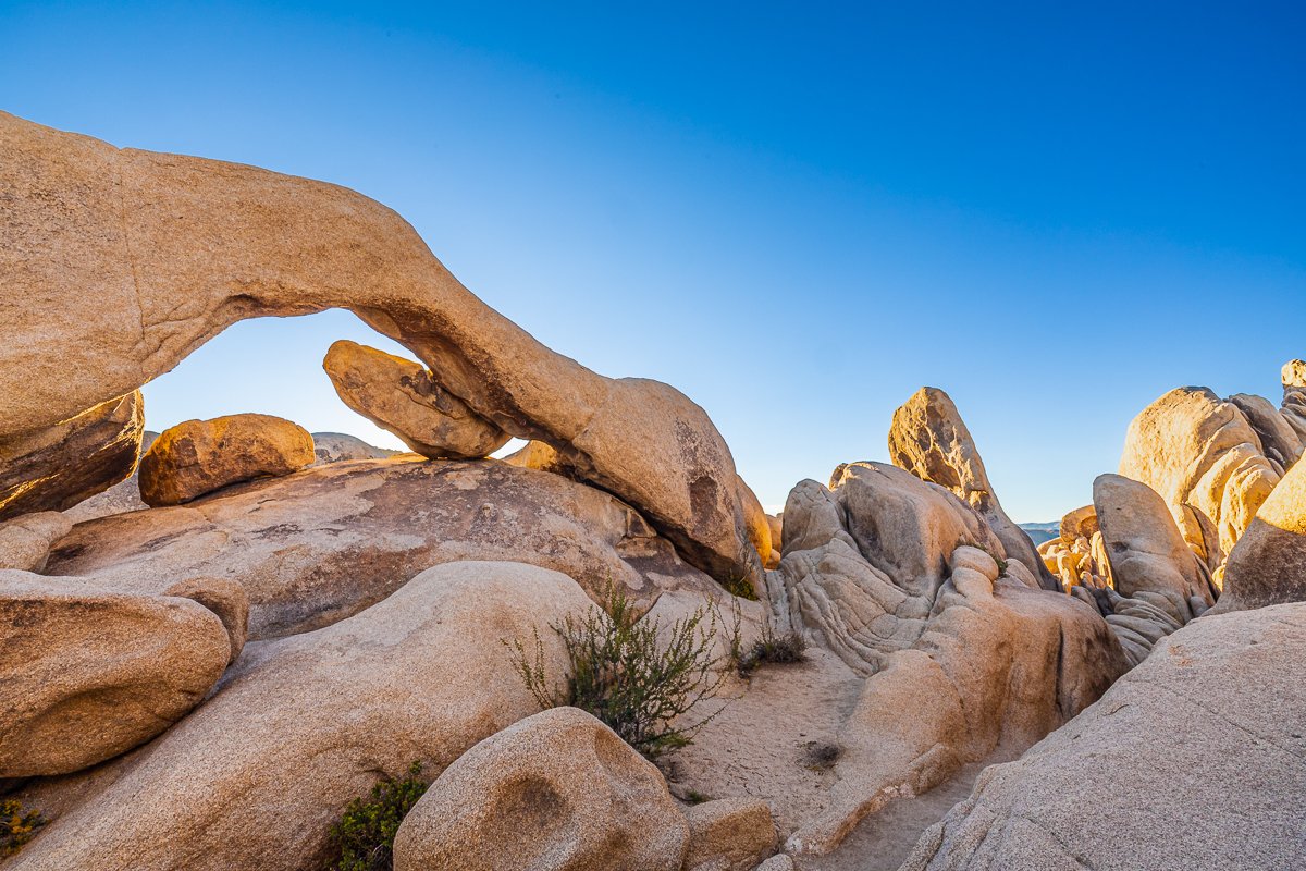 arch-rock-joshua-tree-national-park-loop-walk-morning-sunrise-early-photographer.jpg