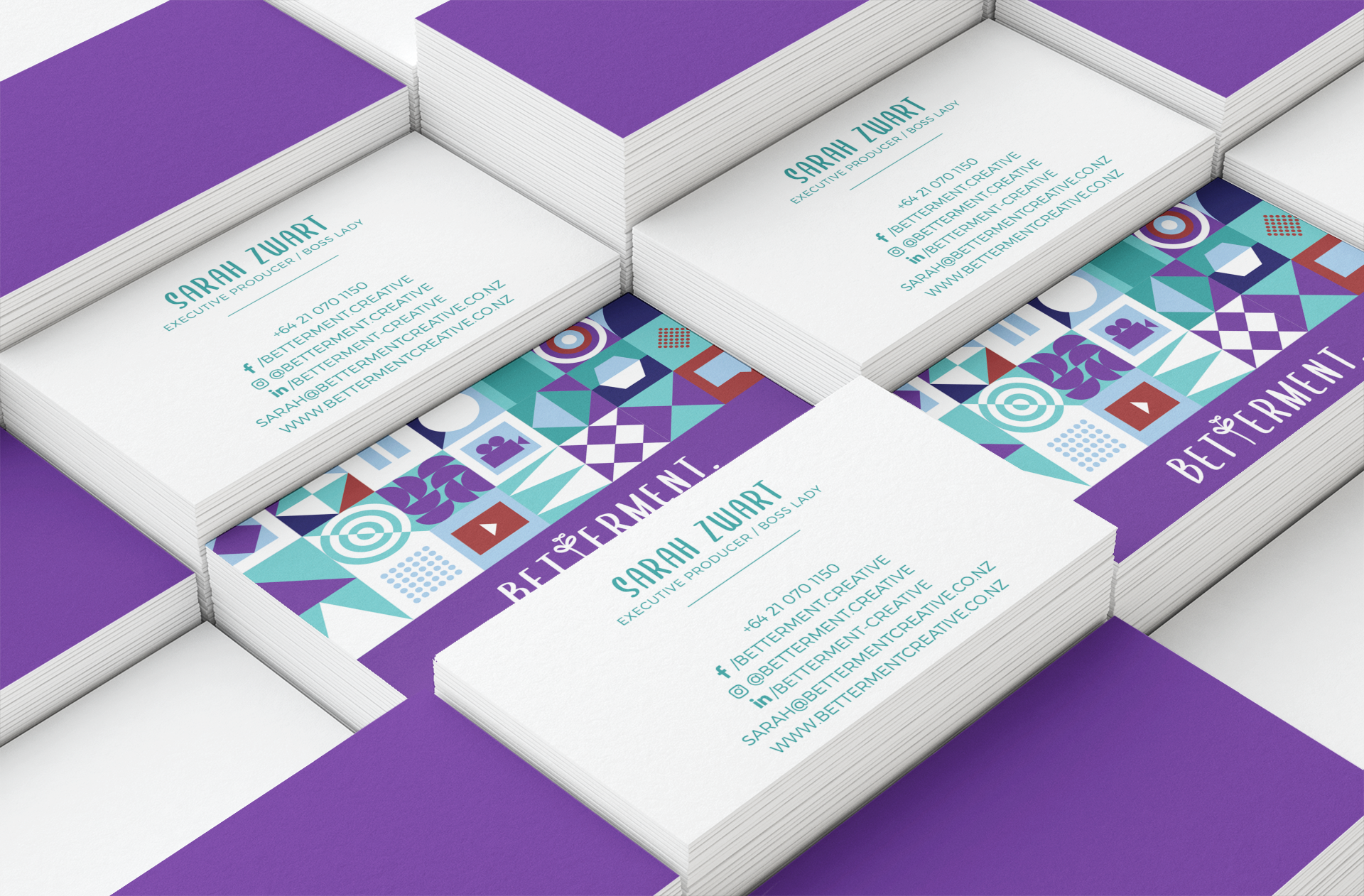 mockup-of-different-sized-piles-of-business-cards-42-el.png