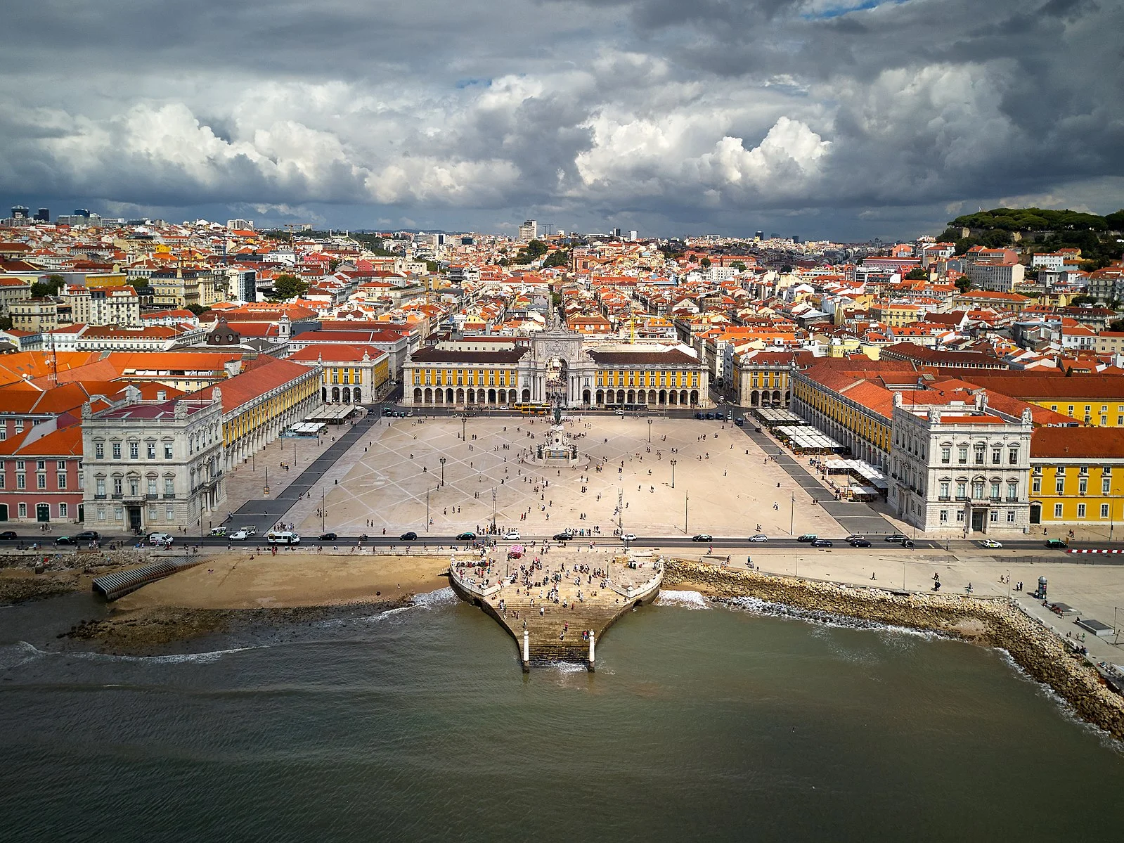 1600px-Lisbon_main_square_(36622604910).jpg