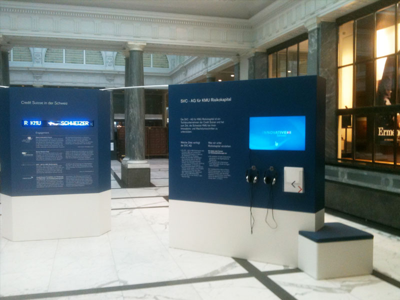 Elemente der Wanderausstellung in den Empfangshallen der Credit Suisse