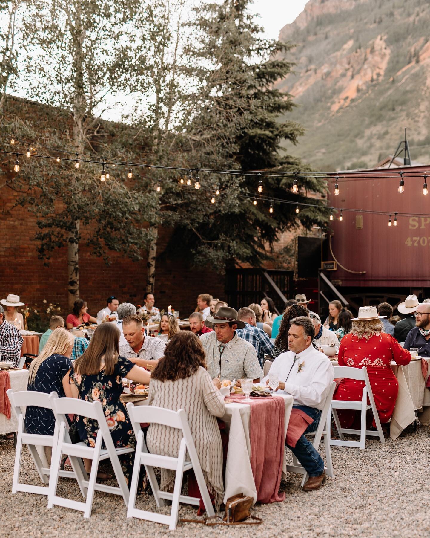 Who's ready for summer nights in the courtyard? ☀️
.
.
Photography @amybluestarphotography 
Venue @thewymanhotel 
Florals @linnaea_design
Rentals @ridgewoodpartyrentals &amp; @heirloomsdesign
Planning, Design &amp; Styling @heirloomsdesign