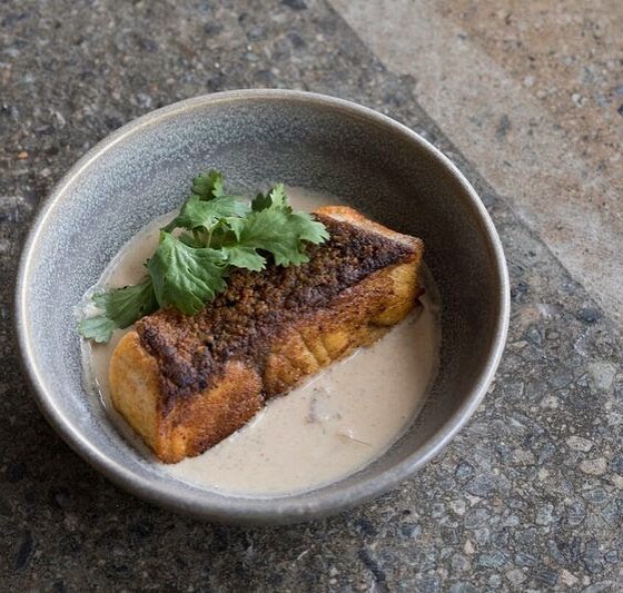 SOUTH INDIAN FISH MOILEE.
barramundi seared crisp with seasoned flour, served atop a coconut ''moilee&quot; curry spiced with mustard seed curry leaf &amp; serrano chili.
#BADMAASH #BADMAASHLA #indianfood 📸 @dylanandjeni