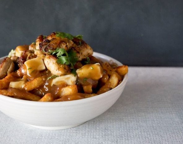 CHICKEN TIKKA POUTINE!!!
#BADMAASH #BADMAASHLA #indianfood #chickentikkapoutine