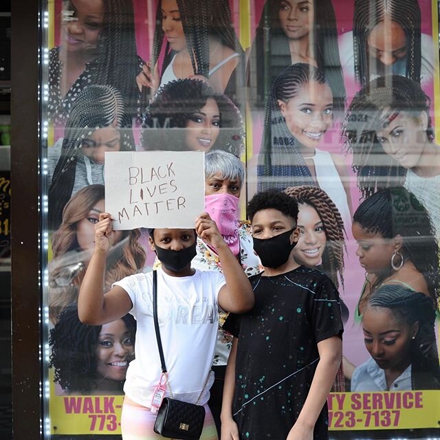 Chicago. 79th and Cottage Grove. June 2020. 
#blacklivesmatter #thisoschicago #southsidechicago #capturethemoment #documentary #documentlife #streetcapture #lifeispeople #everydayblackamerica #justiceforgeorgefloyd #justiceforbreonnataylor #streetpor