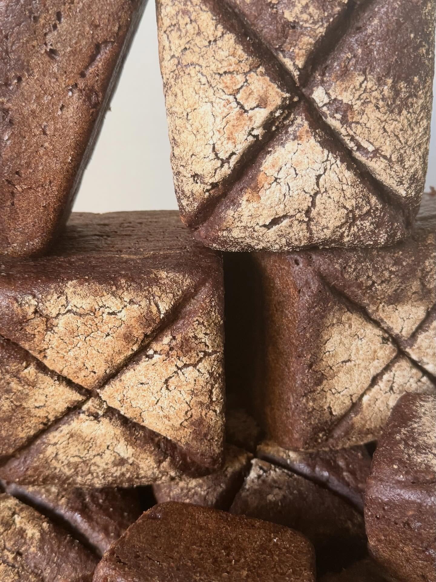 I know it seems like just last week that I was making pumpernickel, but with no markets scheduled for December 27, I had to change my schedule up a bit. So tomorrow is pumpernickel day again. We've got crackers, crisps, granola and the following brea