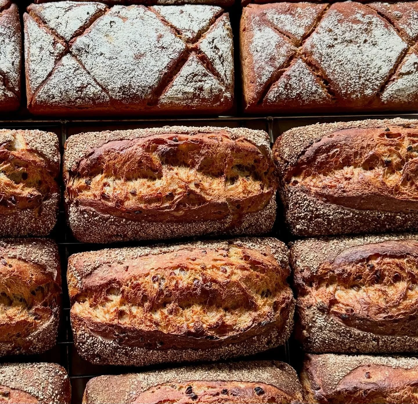 And we're back! After an unplanned hiatus, we'll be back at Hollywood tomorrow and here's the bread menu: 🌾Purple Karma Barley, 🌾Einkorn Pepita, 🌾Walnut Red Fife, 🌾 Seeded Buckwheat (Wheat Free). Crackers, crisps and granola, too. We really hope 