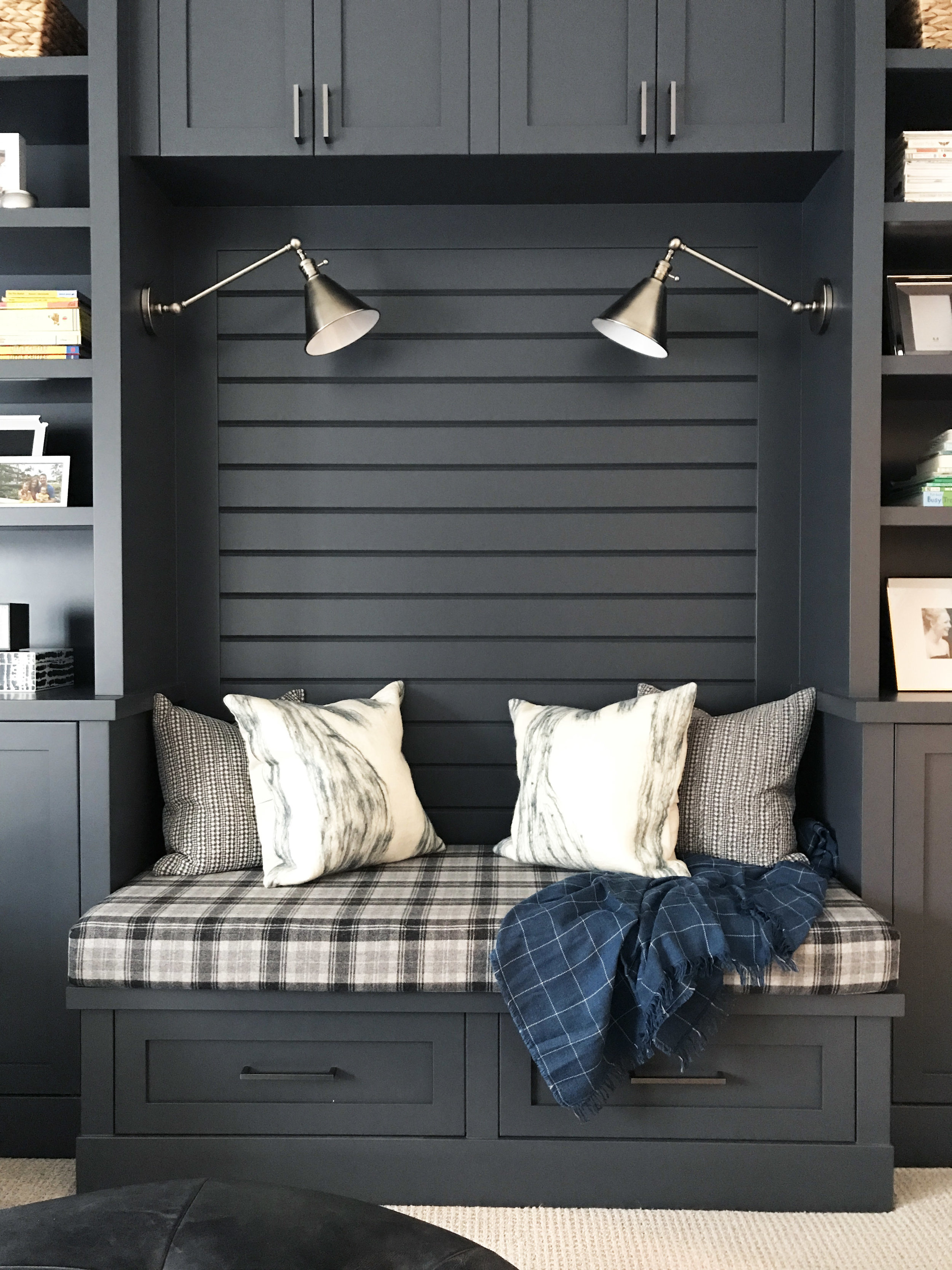 Built-in reading niche. Interior Furnishings by Nyla Free Designs, Build by Veranda Estate Homes