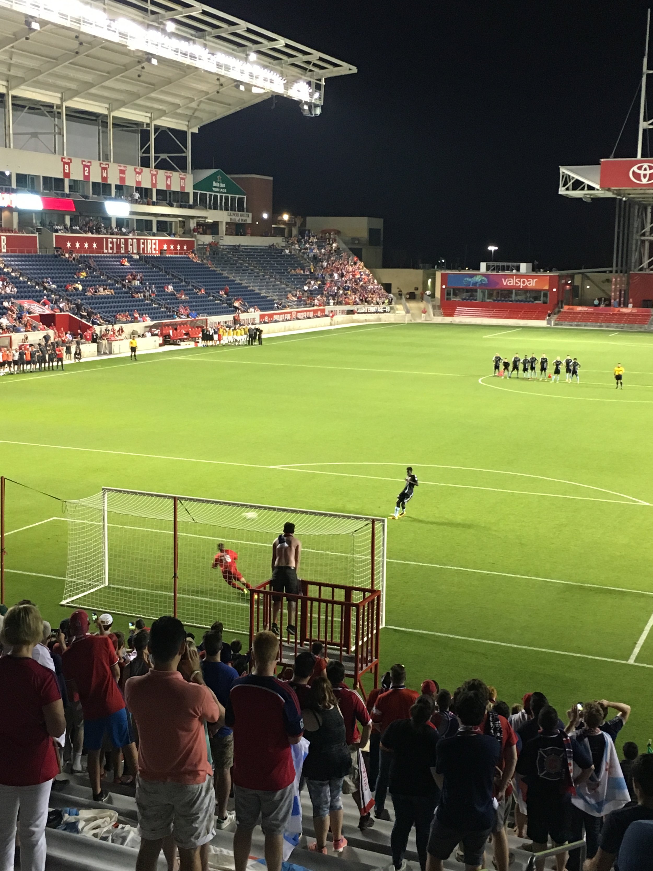  David Accam striking the winning kick in the penalty shoot-out 