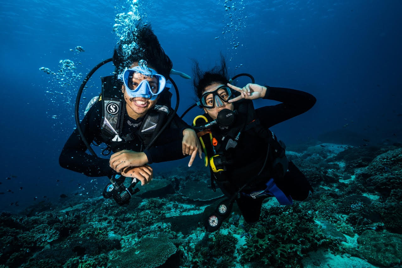 Nusa_youngWomen_diveTraining.jpg
