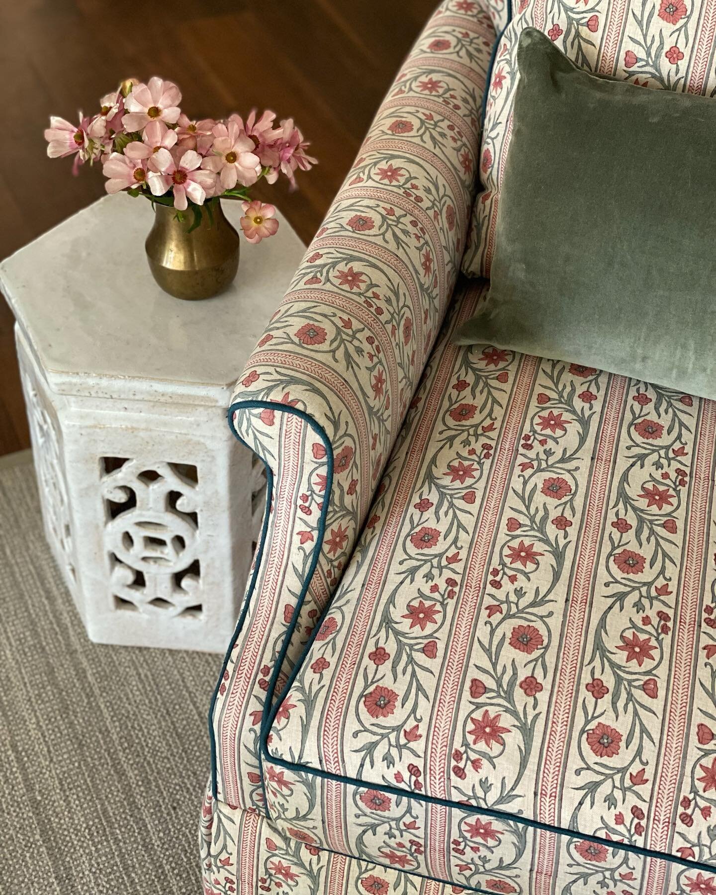 🌸 Favorite chair in my client&rsquo;s house &mdash; I adore this handmade block printed fabric from India by @pukkaprint