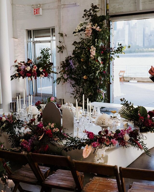 💓Just gorgeous💓

Photo: @forgedinthenorth 
Planned, hosted and catered: @glasserienycevents 
Lighting &amp; Sound: @galaproductionsnyc 
DJ: @djmedinanyc 
Floral: @rosehipfloral 
Furniture: @rentpatina 
Cake: @luckybirdbakes 
#nyvenue #nywedding #ny