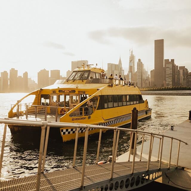 What an entrance ⚓️🛥🗽Did you know that our terrace features a private dock, providing a unique way of arrival for your guests? ⛵️ Photo by: @foreverphotographyny 
Ferry: @nywatertaxi 
#waterfrontvenue #nywaterfront #nycvenues #nywedding #nyevent #n